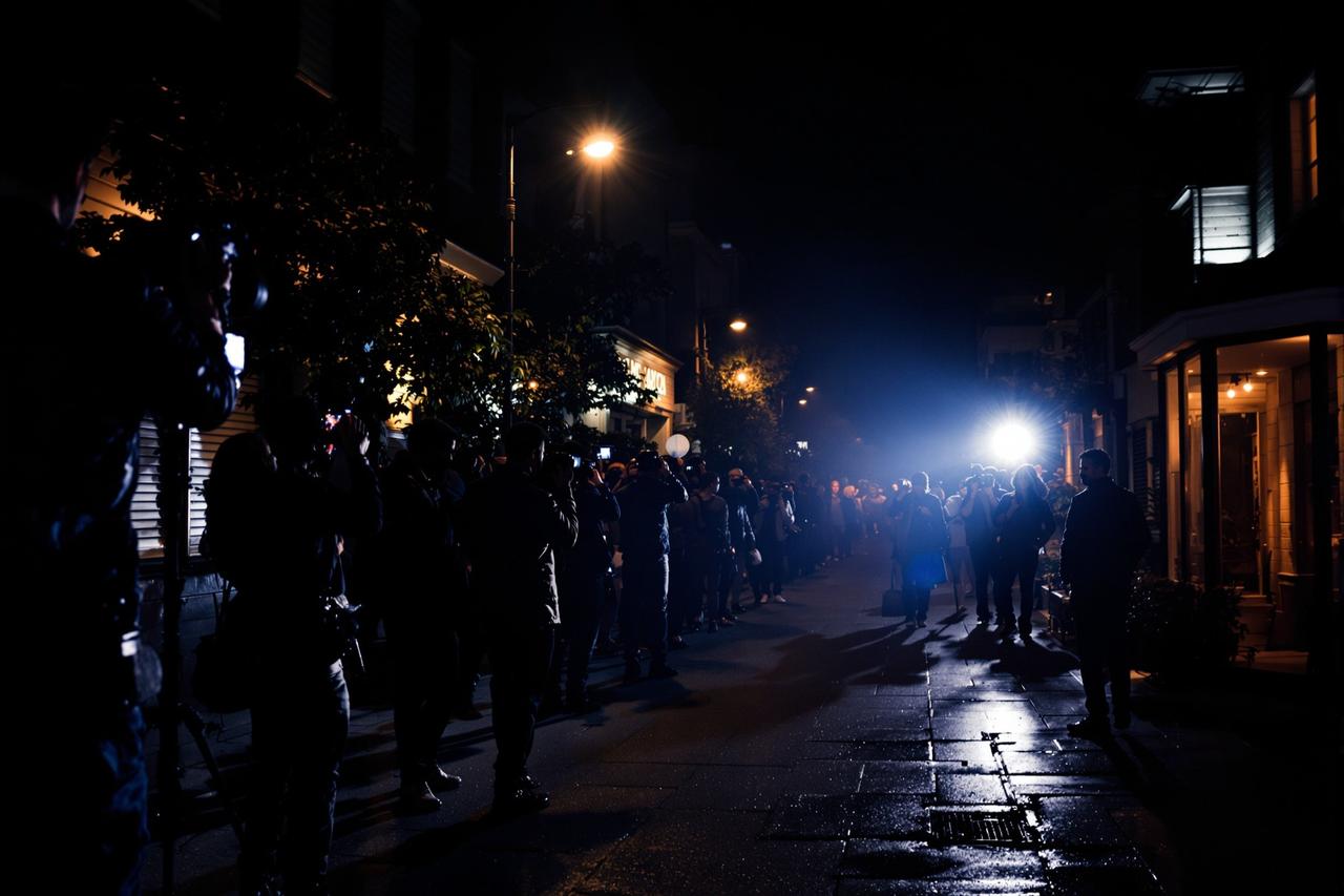 某顶流明星深夜现身酒吧，与多名神秘人士密谈两小时